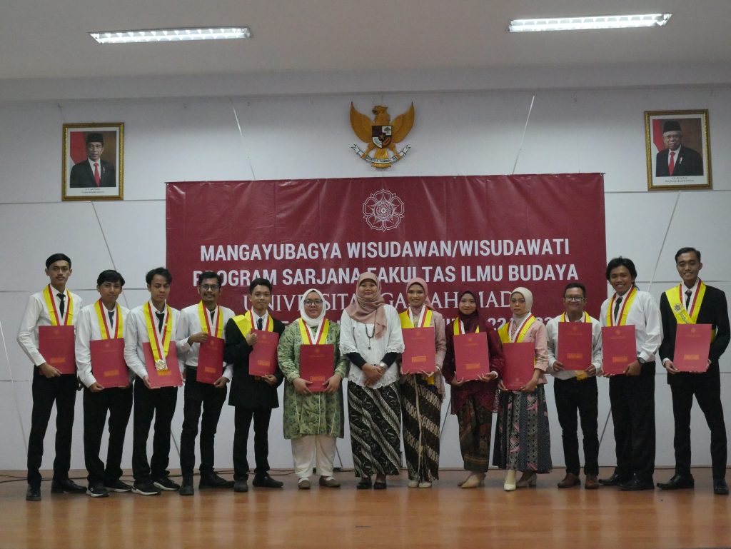 Mangayubagya Wisudawan/Wisudawati Program Sarjana Fakultas Ilmu Budaya ...