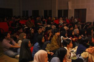 Suasana penonton pentas teater.