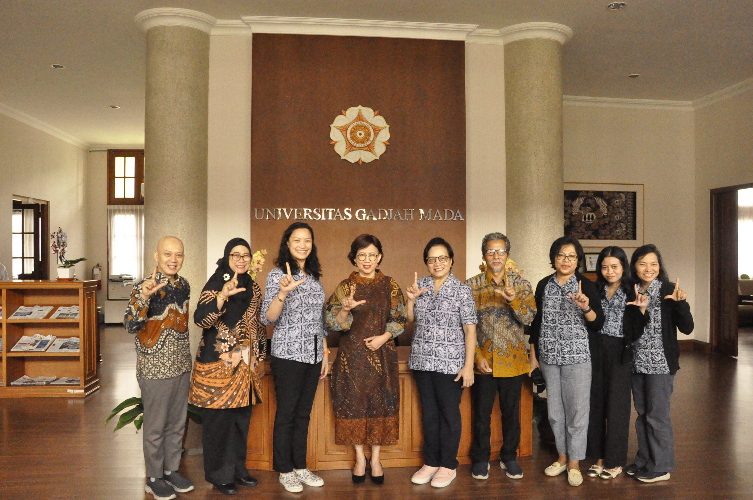 Foto bersama rombongan YAD dengan Rektor dan Jajaran Dekanat FIB UGM